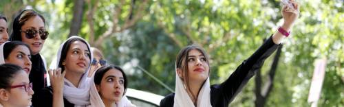 Ballano e tolgono il velo Le donne vogliono libertà