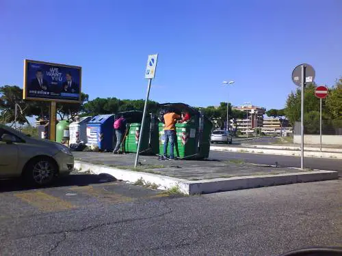 Roma sempre più degradata: ora i richiedenti asilo rovistano nei cassonetti