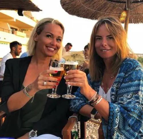 La moglie di Bonolis ancora sotto attacco. La foto con la Perego scatena il web: "Irriconoscibile"