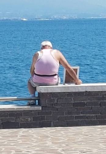 Gaeta, anziano porta al mare foto della moglie: la foto che commuove