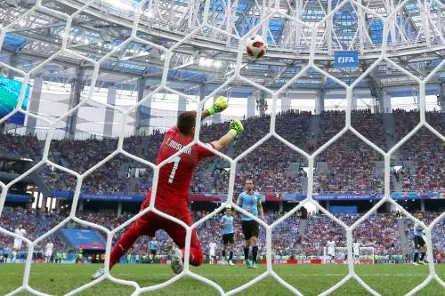 Mbappé non pervenuto. Ma Muslera tradisce il sogno dell'Uruguay