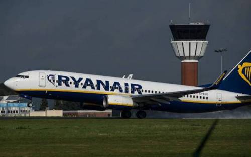 Bergamo, ruba 20mila euro di cibo destinato a voli Ryanair 