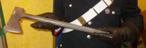 San Severo, minaccia la moglie con un'ascia davanti ai figli