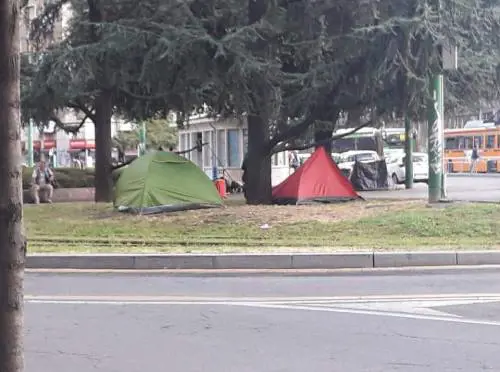 Tende e risse davanti alla stazione di Lambrate