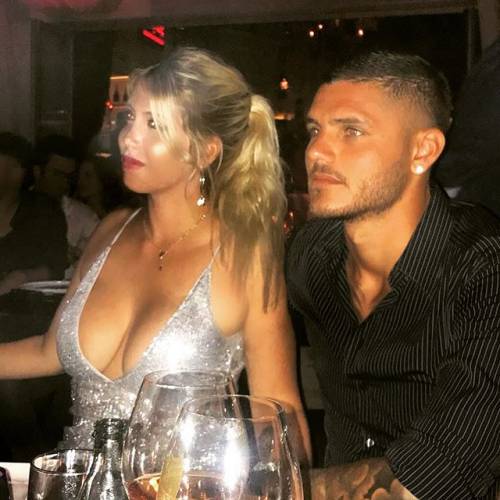 Icardi in vacanza a Ibiza: Wanda Nara sfoggia un abbigliamento hot