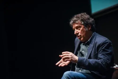 Veronesi choc sul governo: "Macchina da guerra per l'annegamento dei migranti"