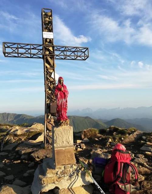 Reggio Emilia, dopo le magliette rosse tocca pure alla Madonnina: "Vandali vergognatevi"