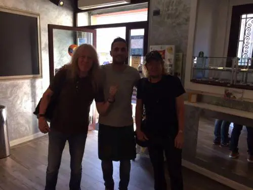 "Si può vedere la partita dell’Inghilterra?": al bar entrano gli Iron Maiden