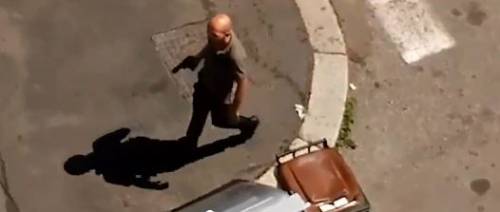 Torino, gira per strada armato e minaccia: "Ti ammazzo come i cani"