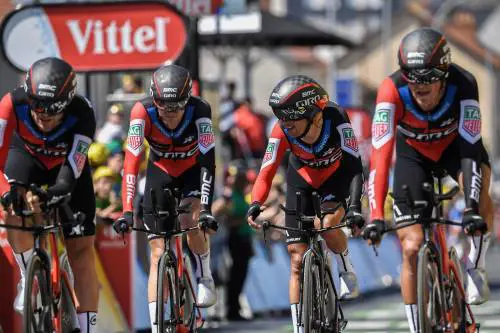 Tour de France, cronosquadre alla Bmc. Van Avermaet maglia gialla