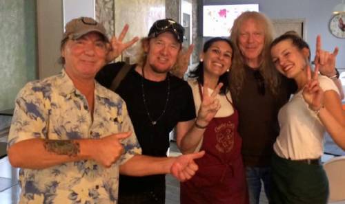 Gli Iron Maiden in un bar per la partita