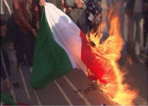 In Libia brucia ancora il Tricolore: ​è l'offensiva di Haftar contro l'Italia