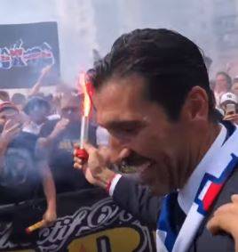 Gigi Buffon ultrà del Psg: accende un fumogeno e fa festa coi tifosi