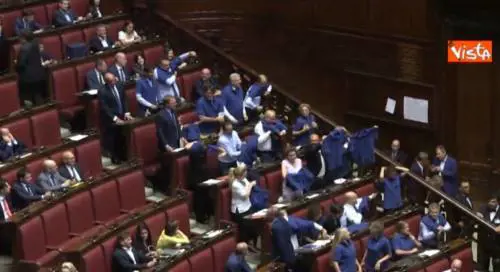 FdI con le magliette blu "in difesa degli italiani poveri