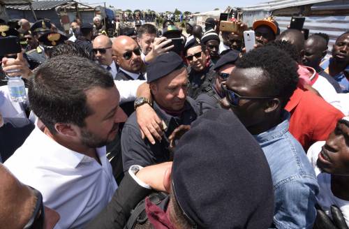 Matteo nella tendopoli degli emarginati: caos colpa dell'immigrazione incontrollata