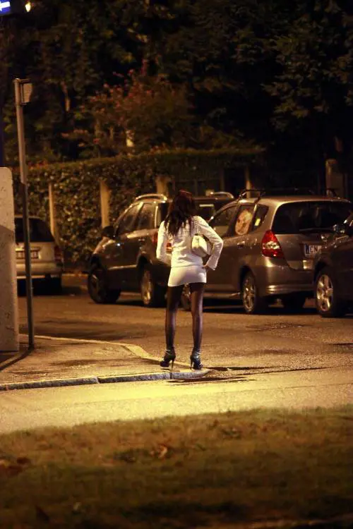 Scambia una trans per una donna. Il cliente vuole indietro i soldi della prestazione