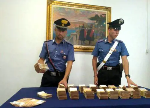 Un tesoro di soldi falsi in casa, coniugi nei guai