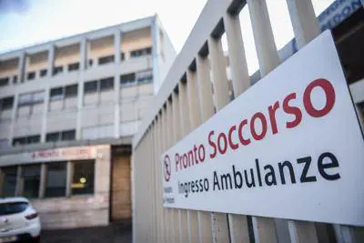 Partorisce in auto davanti all'ospedale