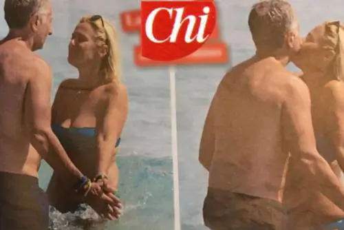 Paolo Bonolis e la moglie infiammano Formentera: i baci sono più che passionali