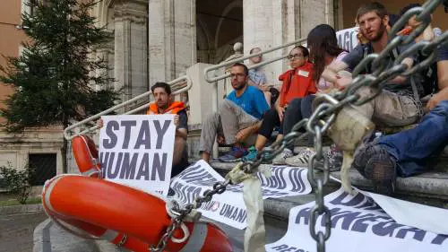 La pagliacciata dei pro-immigrati. Si incatenano in favore degli sbarchi 