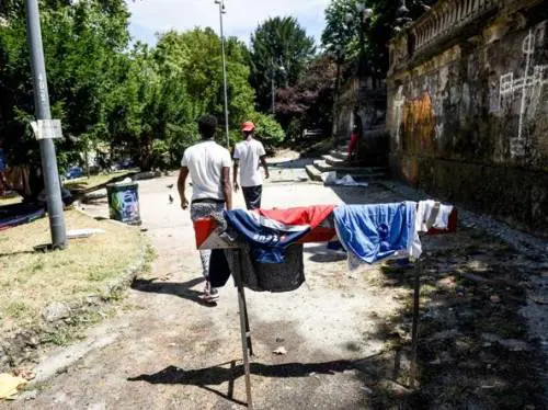 Blitz nei bivacchi di africani a Milano: scintille Pd-Lega