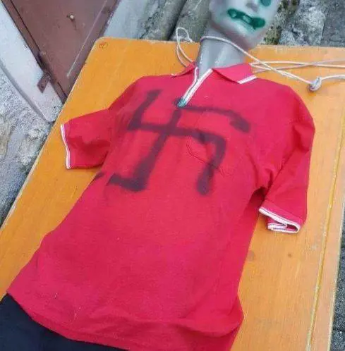 Svastica e cappio. Così i vandali trasformano la maglietta rossa