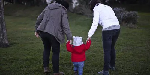 Non sono una coppia ma il Tribunale riconosce due mamme per il bimbo