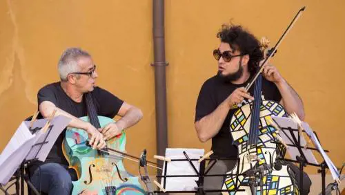 "Cento violoncelli sono un transatlantico"