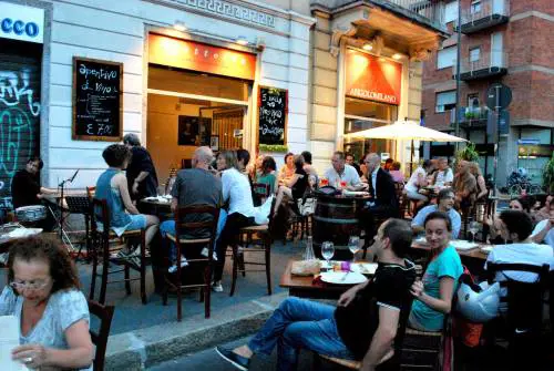 L'Isola balla nella "Notte lilla". Saldi in musica sotto le stelle