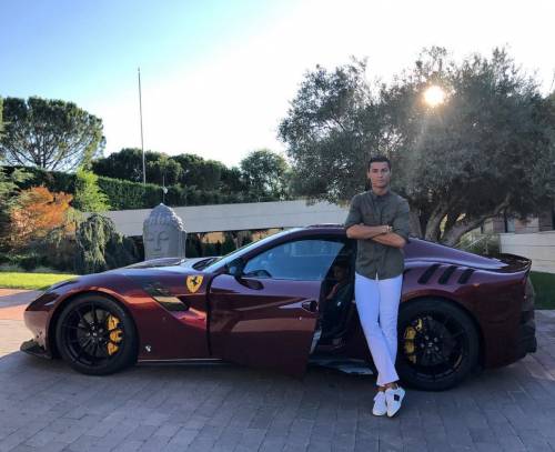 Cristiano Ronaldo pazzo per le auto lussuose: tutti i numeri