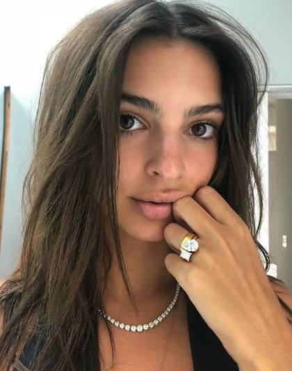 Emily Ratajkowski sexy con l'anello su Instagram 