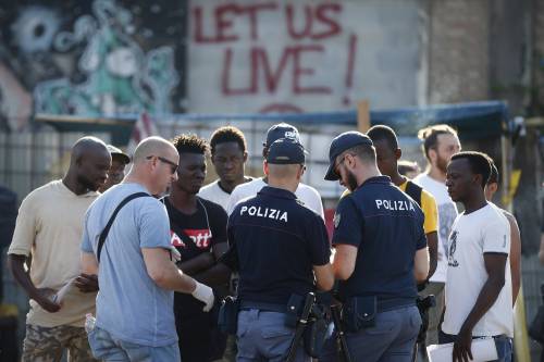 Cassino, cane poliziotto stana tre migranti in possesso di droga