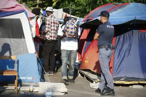 Blitz della polizia nella tendopoli dei migranti alla Stazione Tiburtina
