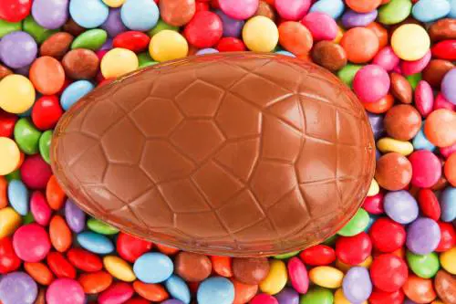 Nasconde uovo di cioccolato nel suo intimo, finisce in ospedale