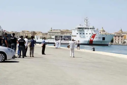 Trapani, la Diciotti entra in porto. Ma Salvini non autorizza lo sbarco