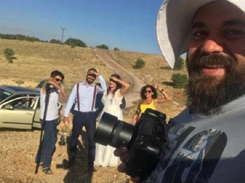 Turchia, la sposa è una "bambina" e il wedding reporter rompe il naso allo sposo