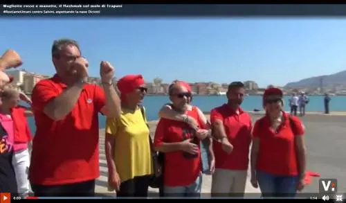 Trapani, per la Diciotti già schierate le magliette rosse dell’accoglienza