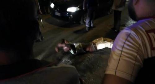 L'immigrato nigeriano spacca i vetri auto e il vescovo di Acerra lo difende, ma i cittadini: "Accoglilo tu"