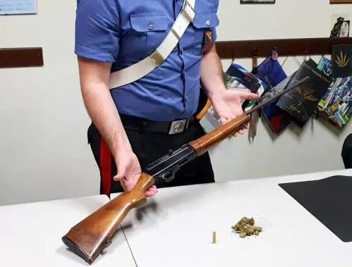 Armi e droga in casa, padre e figlio nei guai