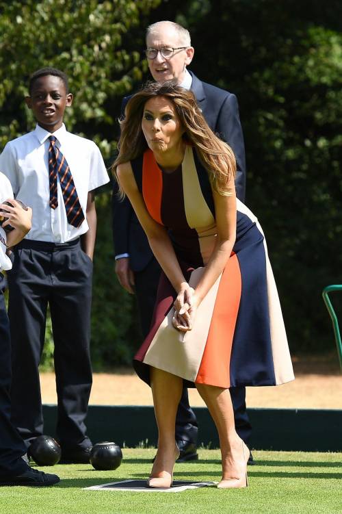 Melania gioca a bocce col marito di Theresa May