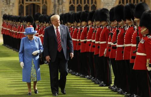 Gran Bretagna, Trump incontra la Regina Elisabetta II a Windsor