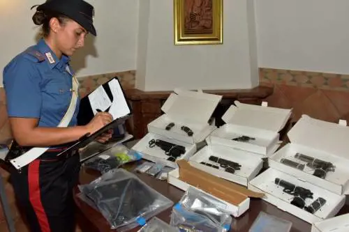 Roma, arsenale scoperto in una cantina condominiale