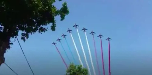 Francia, la parata delle gaffe: gendarmi a terra e tricolore invertito 