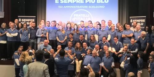 Roma, FdI mostra magliette blu "contro magliette rosse radical chic"