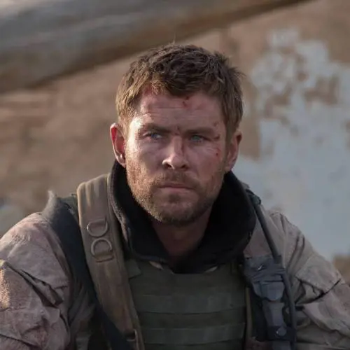 "12 Soldiers", western bellico che celebra l'eroismo Usa 