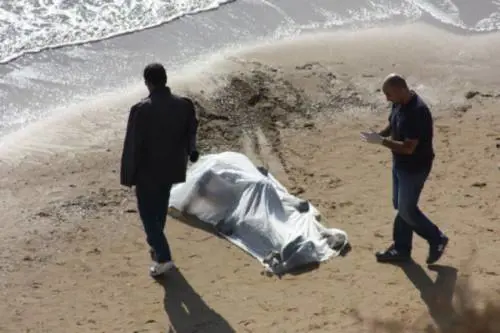 Un cadavere mutilato tra gli scogli: orrore a Giardini Naxos