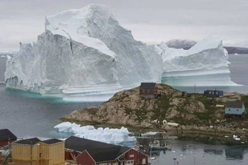 Groenlandia, iceberg alto 100 metri minaccia il paese