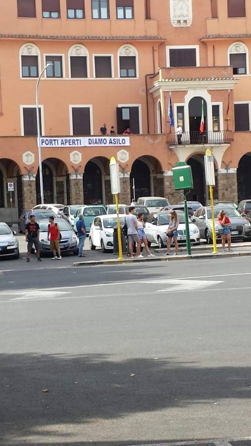 Roma, minisindaco del Pd con lo striscione "pro-migranti"