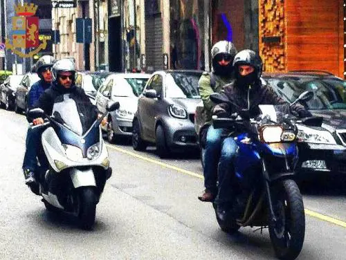 Milano, raffica di multe per chi usa il cellulare alla guida