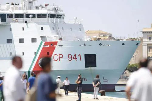 "Così una 'nave fantasma' di Malta ha scortato i migranti verso Italia"